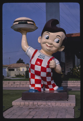 Photo of the Big Boy statue holding a burger.